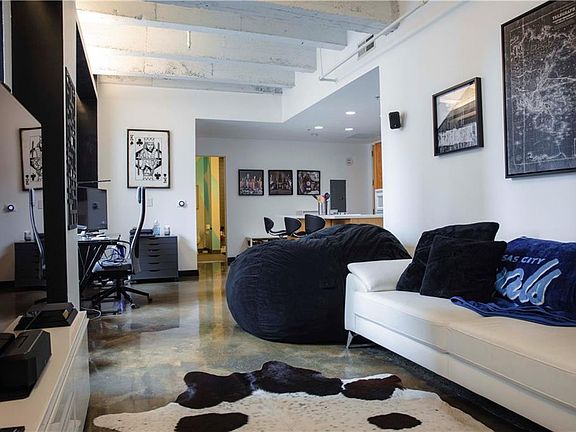 5th image of 21 W 10th St APT 12E