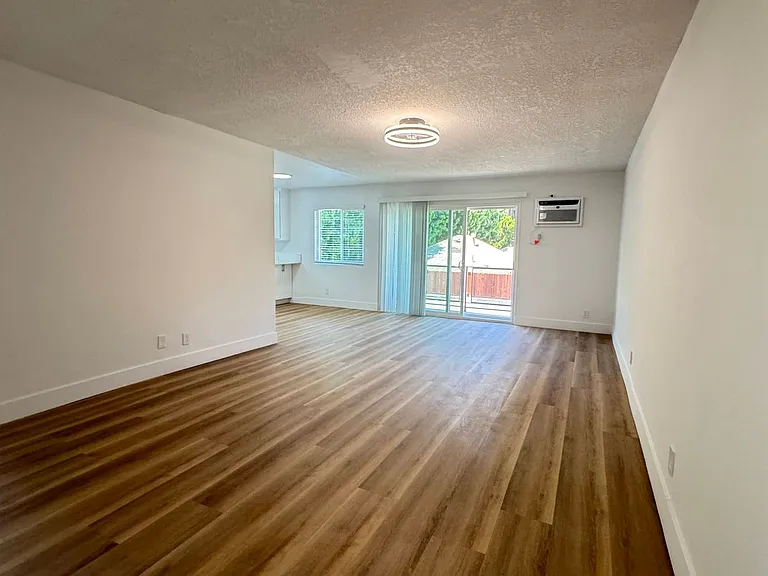 20317 Saticoy St — Photo 35