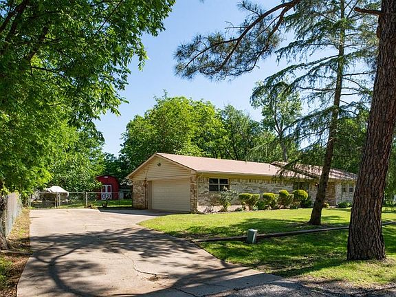 4th image of 427 Oakwood Cir