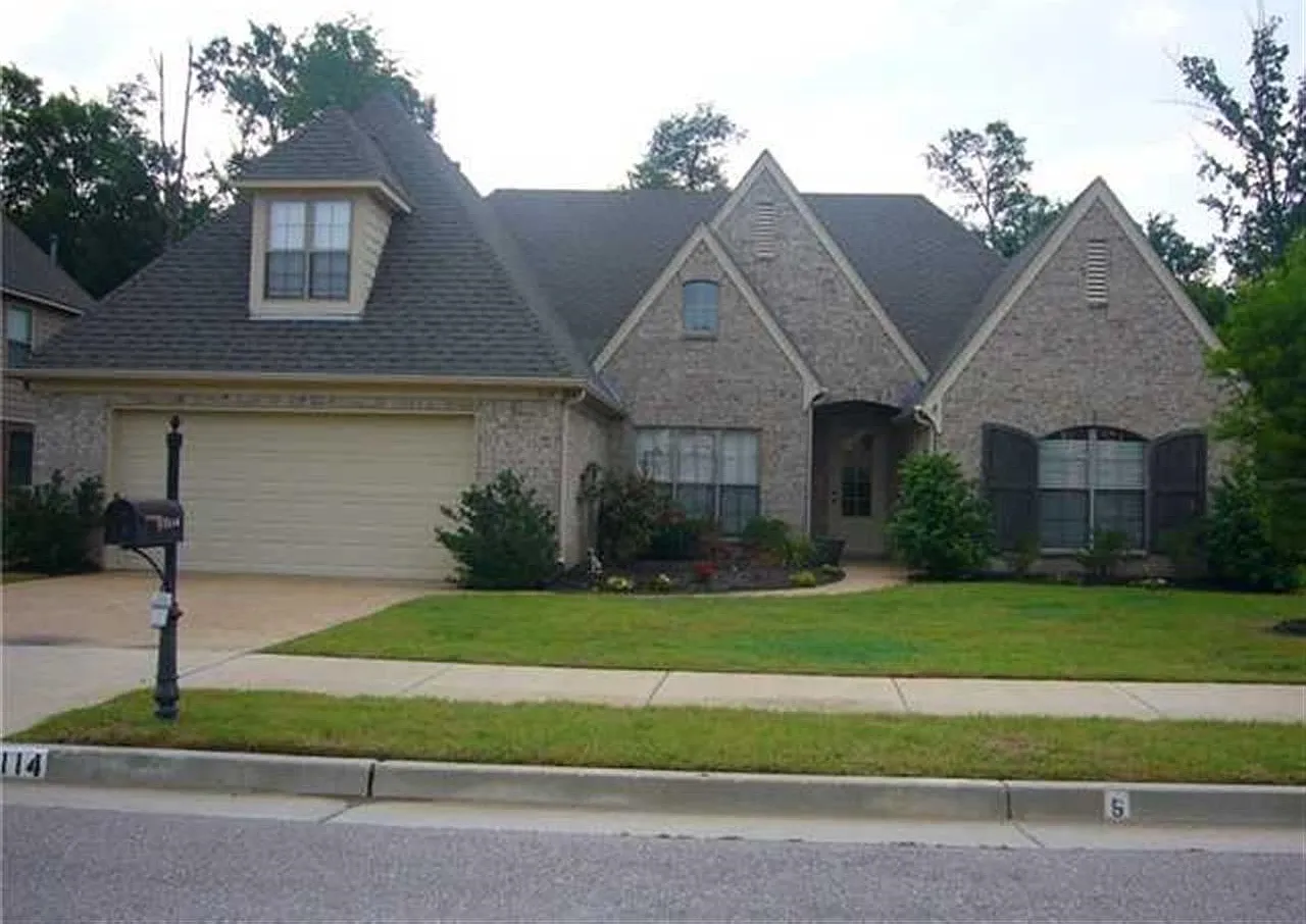 4 bed, 2.0 bath, 2347 sqft, $2,300 — Photo 1