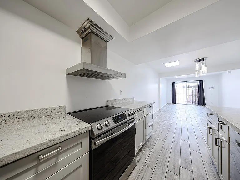 2501 N 22nd Dr — Photo 18