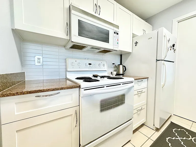 933 Hornby St #608 — Photo 11