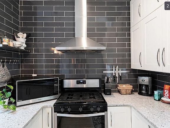 2nd image of 633 Stacy St