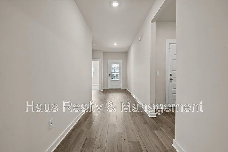 3 bed, 2.0 bath, 1800 sqft, $2,200 — Photo 4