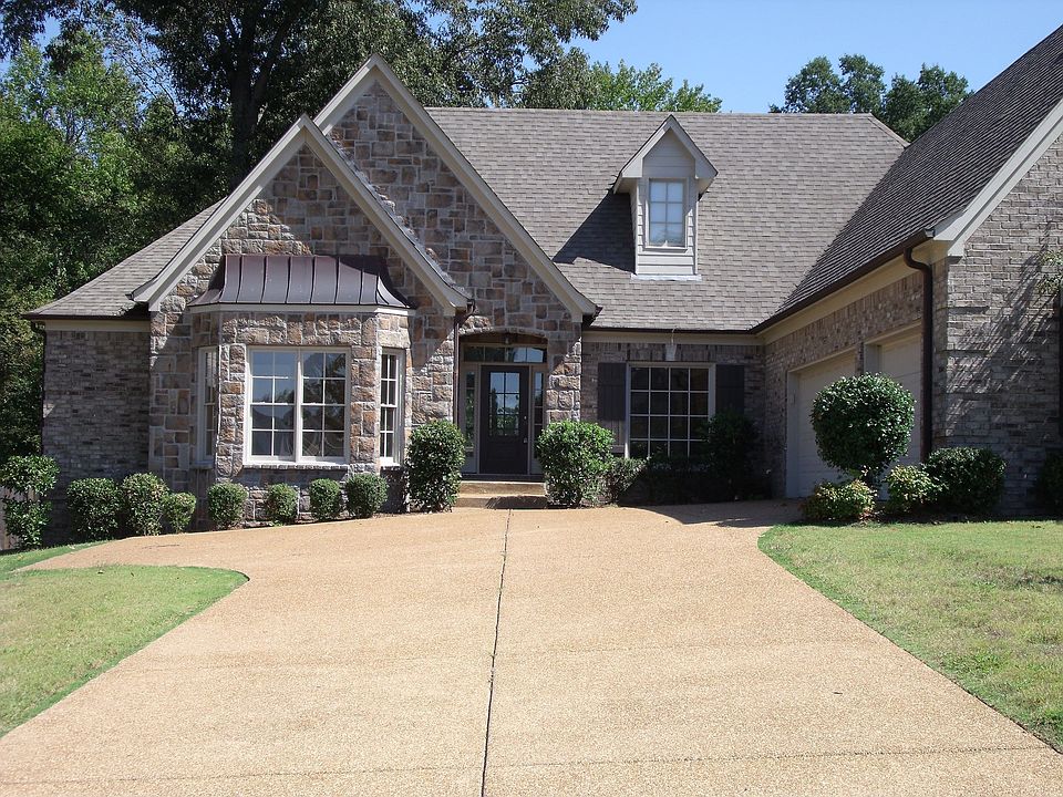Front  - Landscaped Yard