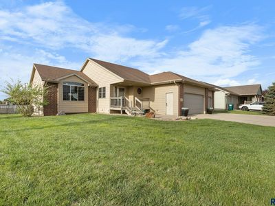 1105 E Maple St, Harrisburg, SD, 57032