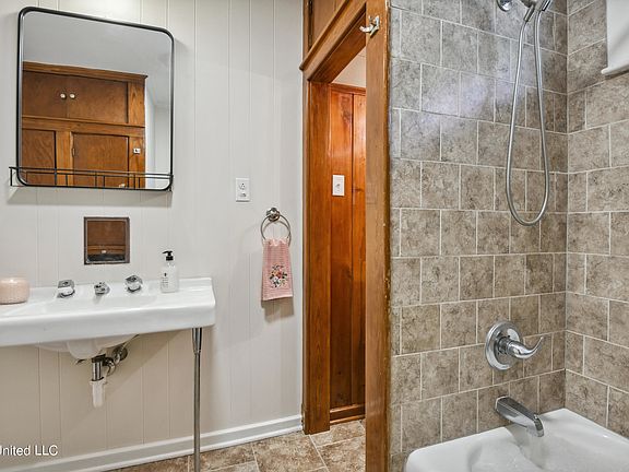 4th image of 523 Citizen St