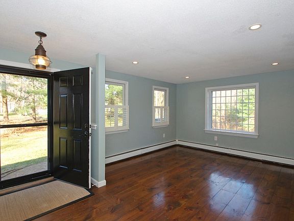 4th image of 387 Keene St