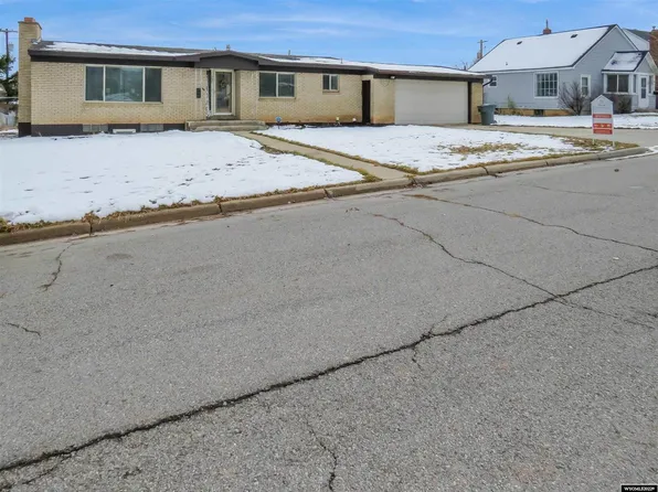 737 12th St, Evanston, WY 82930