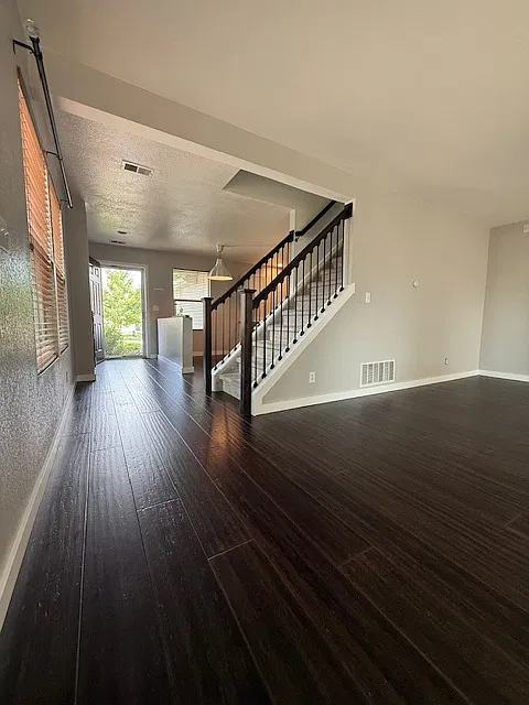 3 bed, 1400 sqft, $2,530 — Photo 3