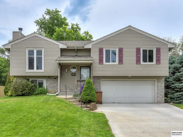 2305 Hogantown Dr, Bellevue, NE 68123