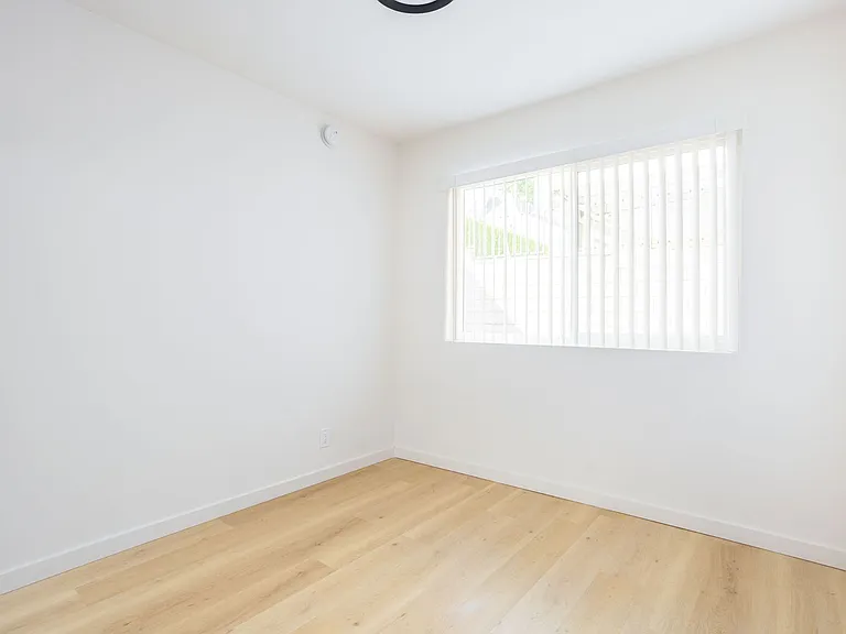1811 Tamarind Ave — Photo 47