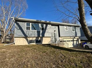 225 32nd St NW, Cedar Rapids, IA 52405
