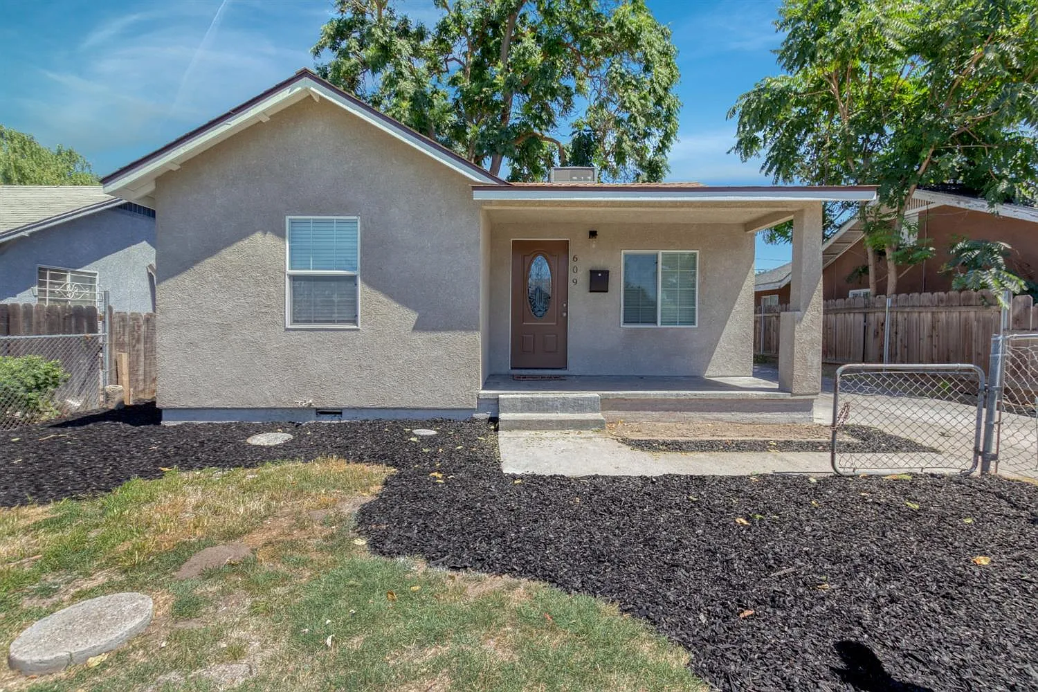 609 Angelus St photo 1