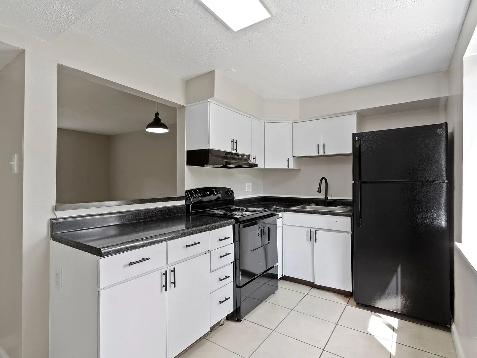 The Vistas Apartment Homes — Photo 2