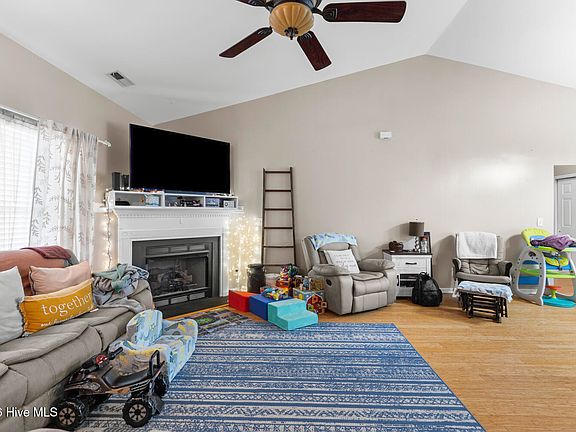 5th image of 225 Bonanza Drive