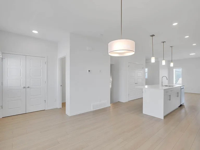 5243 21a Ave SW — Photo 21