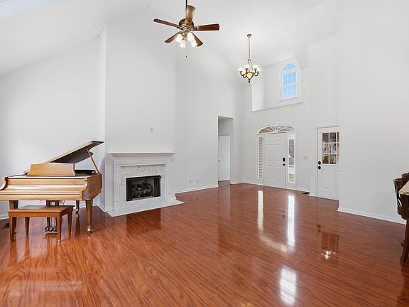 4th image of 5643 Tucker Rd