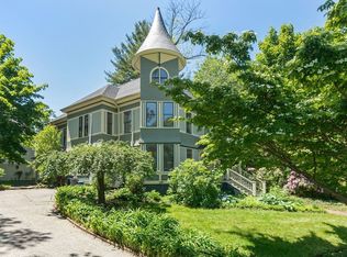27 Greenleaf St, Amesbury, MA 01913
