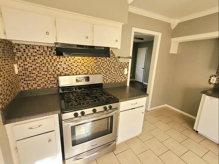 2601 S Glenn Ave — Photo 10