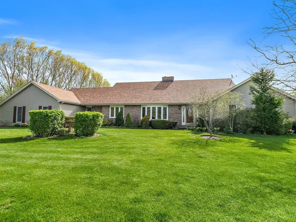 4404 Gayle Dr, Woodstock, IL 60098