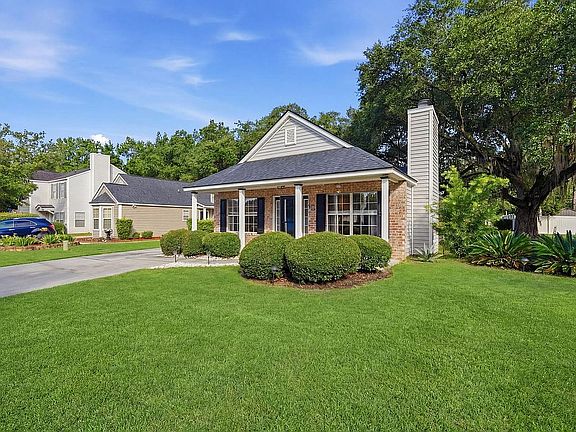 2nd image of 404 Live Oak Walk