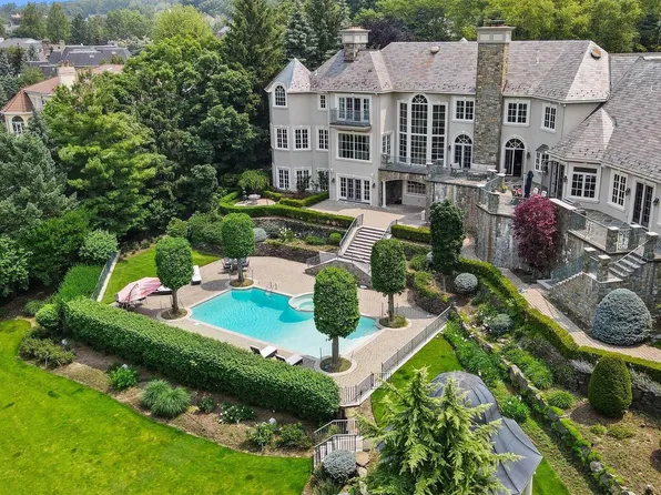 77 Hoover Dr, Cresskill, NJ 07626