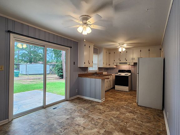 Dining area / kitchen
