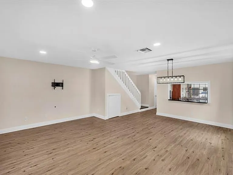 10723 NW 10th St — Photo 5
