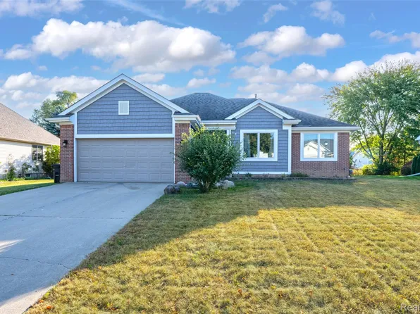 344 Courtneys Pl, Lapeer, MI 48446