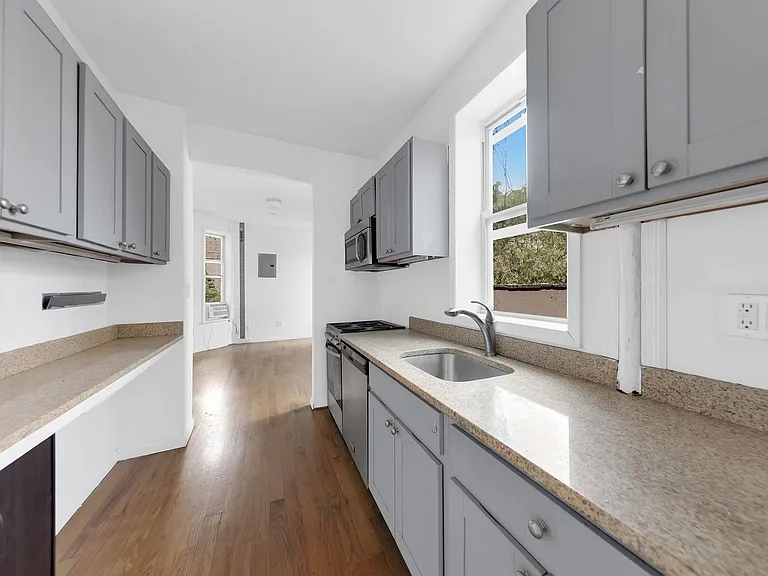 205 W 20th St #4-E — Photo 2
