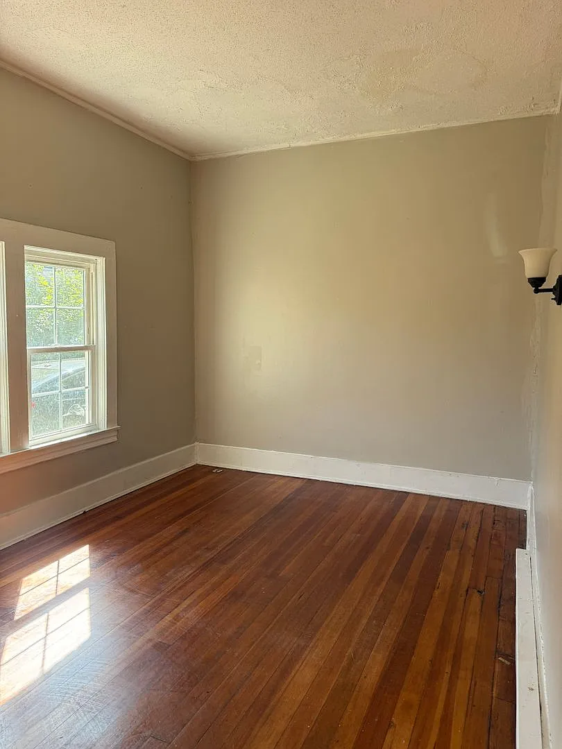 5 Maple Street — Photo 1