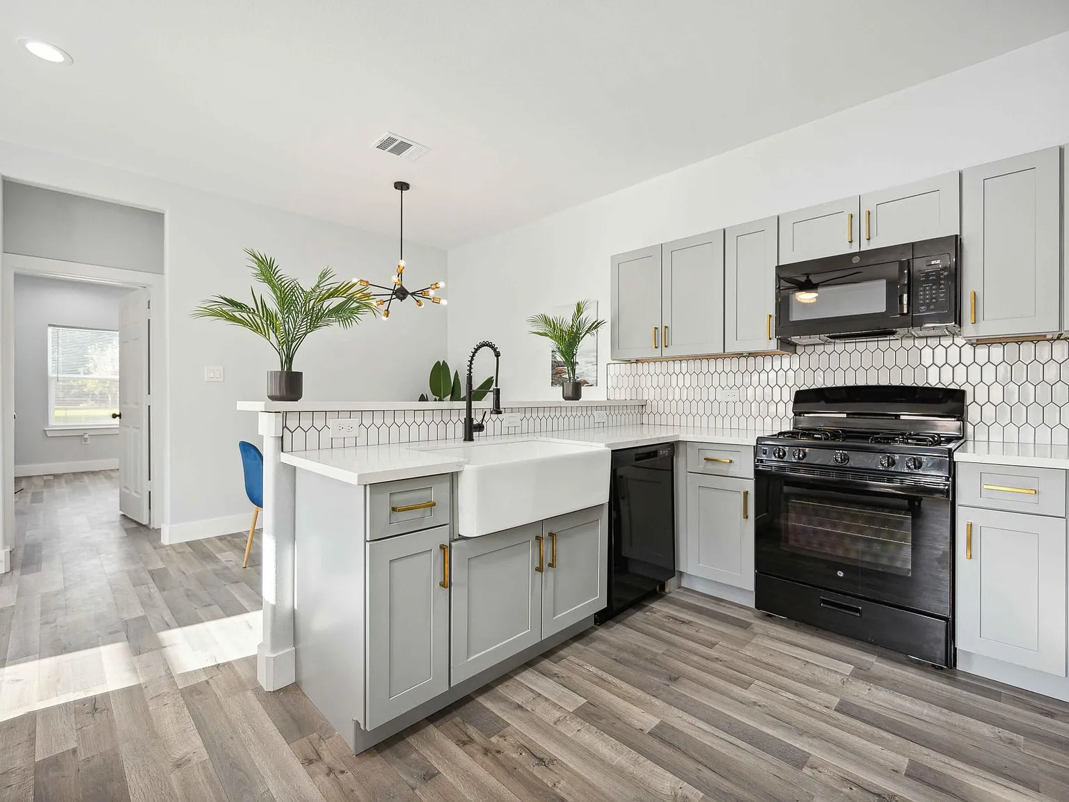 3 bed, 1090 sqft, $2,400 — Photo 1