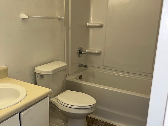5th image of 70 Fulton Ave Building F21