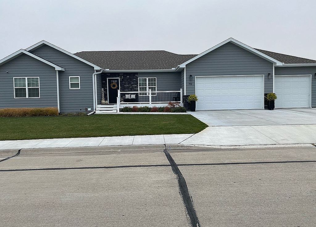 712 E 18th St, Cozad, NE 69130 Zillow