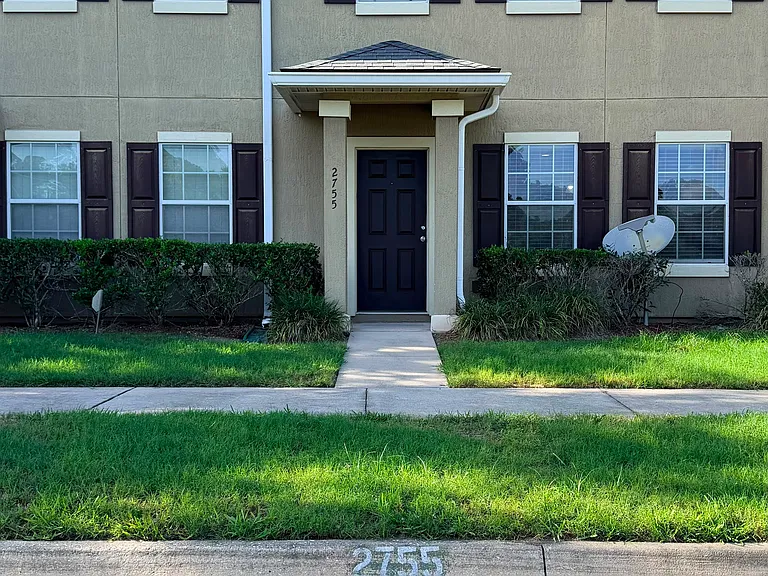 2755 Hollybrook Ln — Photo 1