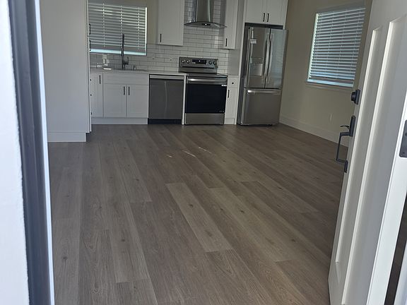 3rd image of 996 Rose Ave