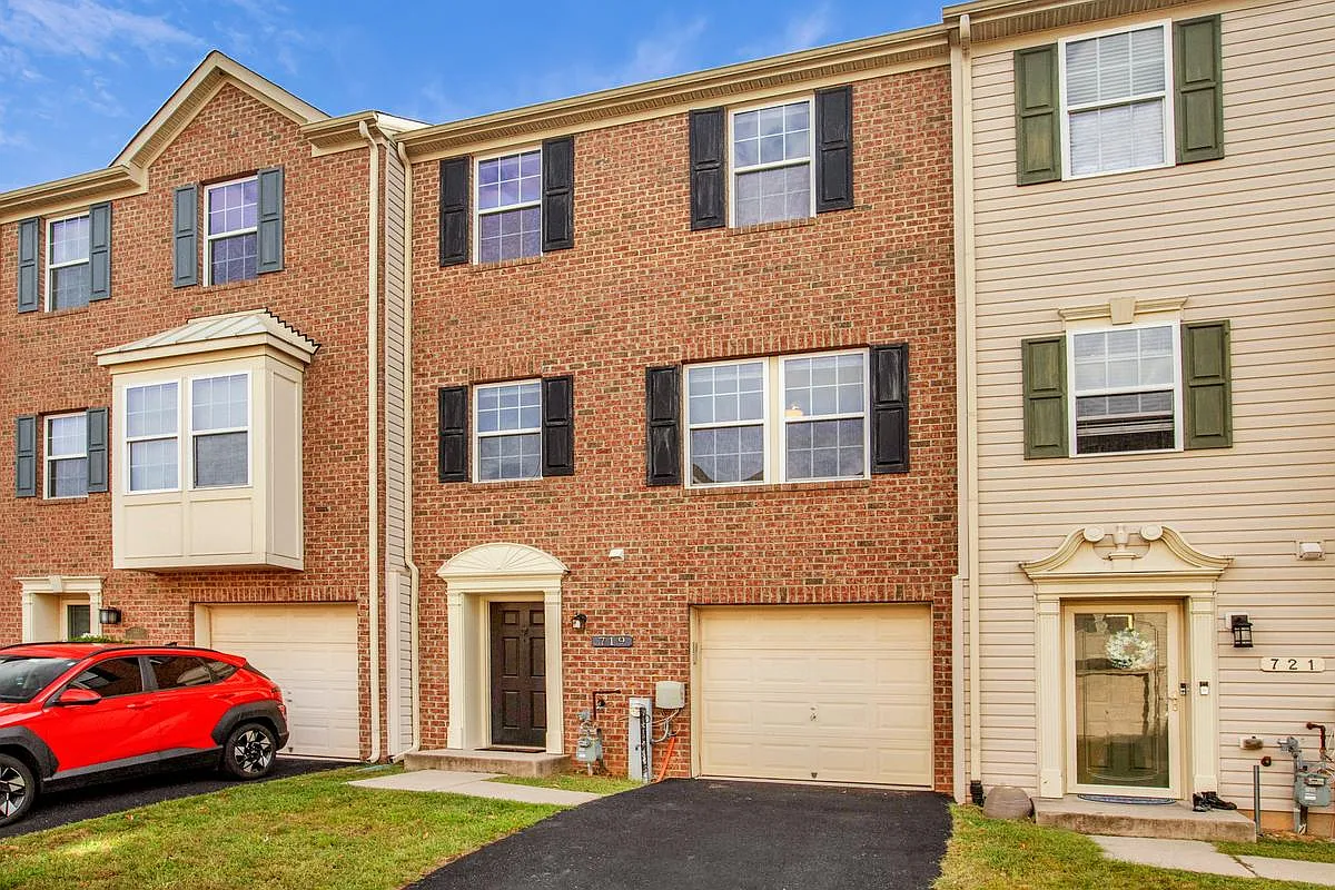 3 bed, 2.5 bath, 2200 sqft, $2,800 — Photo 1