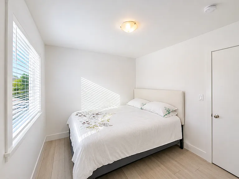 512 W 21st St — Photo 14