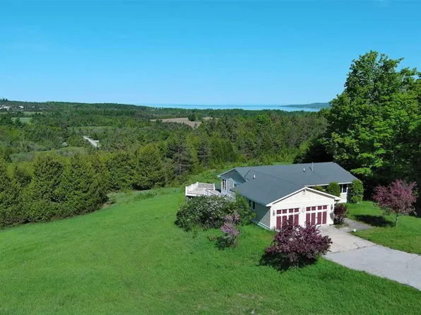 415 Alcan Dr, Petoskey, MI 49770