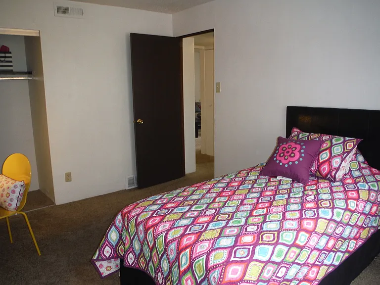 Evergreen Manor Apartments — Photo 18
