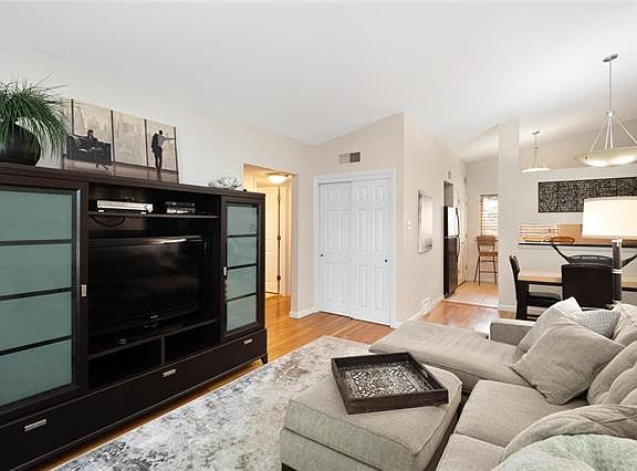 5th image of 117 E Washington Ave APT 2S