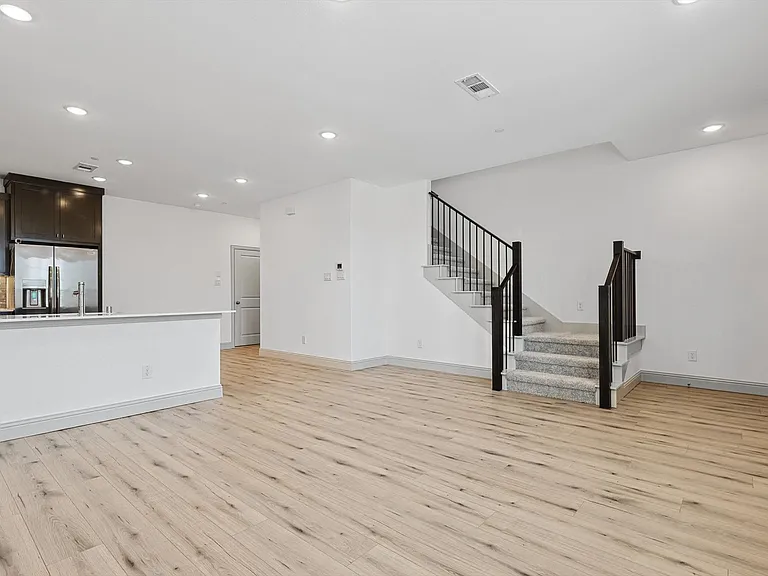 517 Parkside Dr — Photo 10