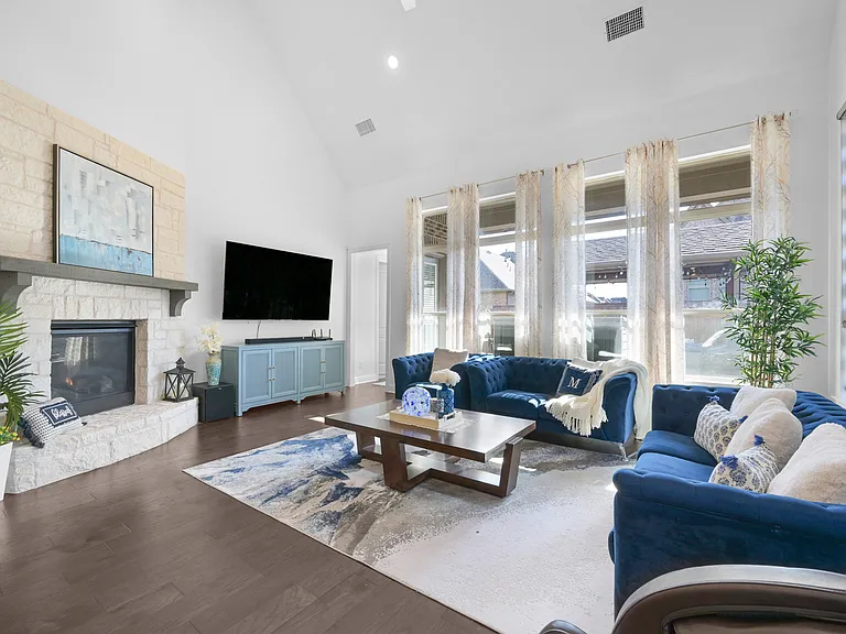 731 Drummond Dr — Photo 3