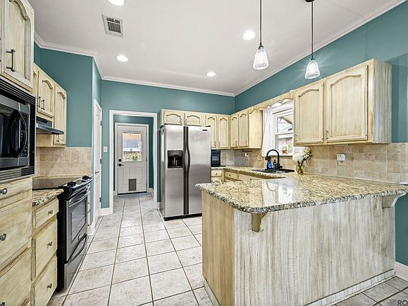 5th image of 18567 White Oak Dr