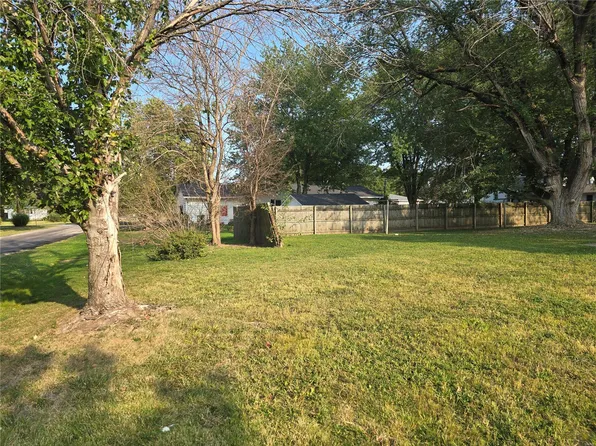 814 N Maple St, Vandalia, MO 63382