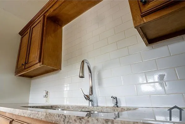 220 Armstrong St — Photo 6