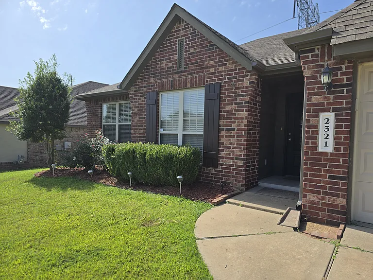 2321 W Quinton St — Photo 1