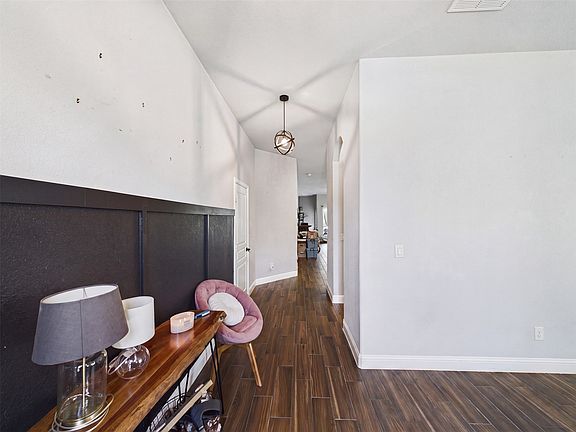 4th image of 1104 Summer Ln