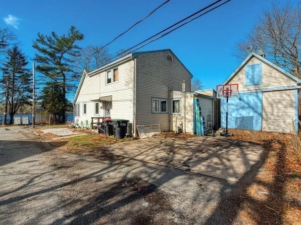 22 Ocean Ave, Halifax, MA 02341